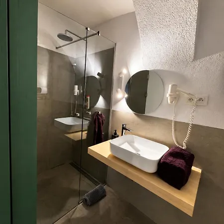 Apartman Center - *